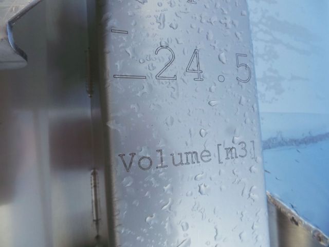 1 x 22.5m³ en 1 x 12.5m³ AISI316L; vertikale opslagtanks ; conisch op poten; tracing