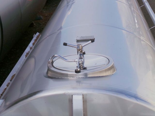 1 x 22.5m³ en 1 x 12.5m³ AISI316L; vertikale opslagtanks ; conisch op poten; tracing