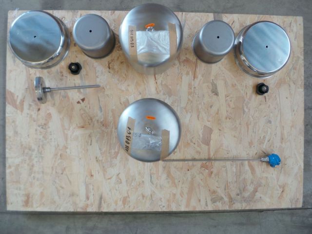 1 x 22.5m³ en 1 x 12.5m³ AISI316L; vertikale opslagtanks ; conisch op poten; tracing