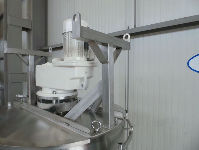 2 x 500L AISI304L mixing tank; gate agitator with scrapers; heat exchanger; insulation