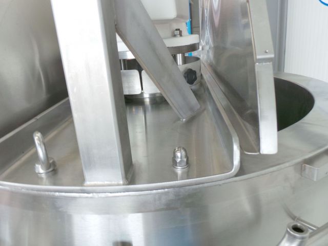 2 x 500L AISI304L mixing tank; gate agitator with scrapers; heat exchanger; insulation