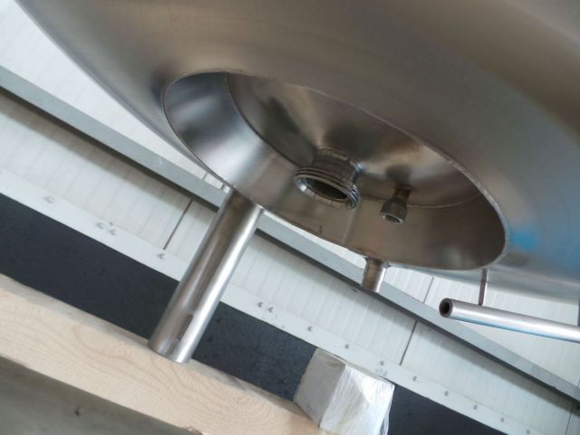 2 x 500L AISI304L mixing tank; gate agitator with scrapers; heat exchanger; insulation