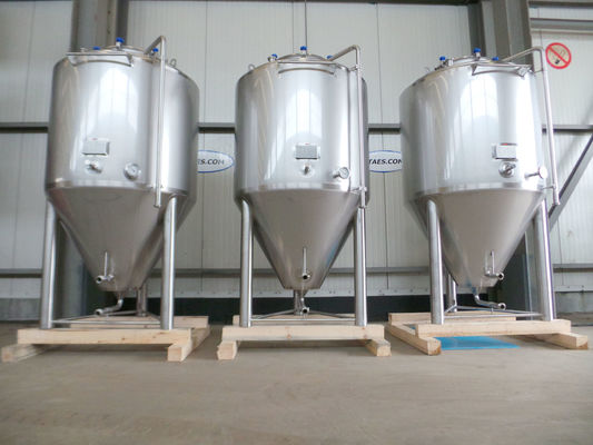 OR160743 - Brouwerij: 3 x 1.350L AISI304; CCT bier fermentatie tanks; 0.5 bar