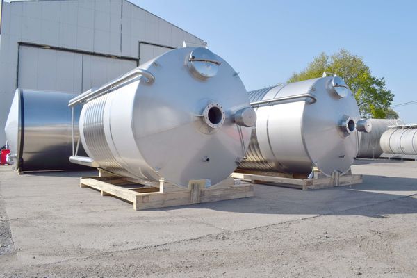 2 x 15.300L AISI304L cuve de mélange en acier inoxydable avec echangeur de chaleur