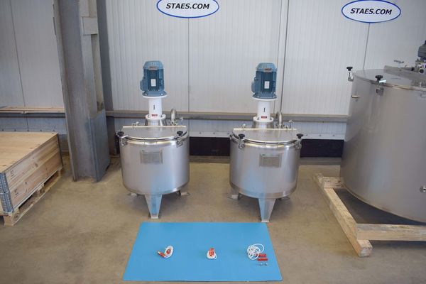 2 x 200L stainless-steel single skin mixing tanks and 1 x 1470L stainless-steel mixing tank with heat-exchanger and insulation mengtank
