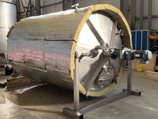 Cuve de mélange en acier inoxydable AISI316 de 8100L avec double serpentin dans la cuve. la cuve est isolée avec de laine de roche de 150 mm avec un paroi ornamental en alu.