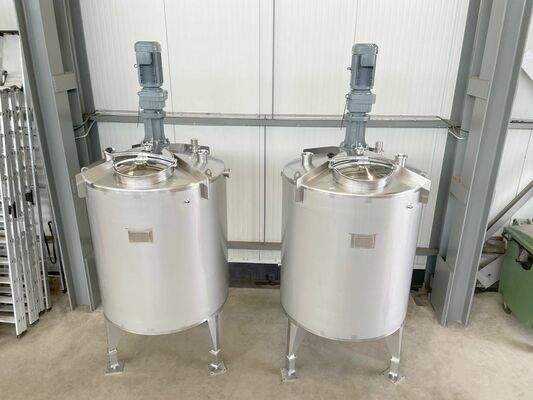 2 x New 2.500L stainless-steel AISI316L vertical mixing tanks.