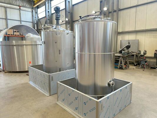 1 x New 2.000L stainless-steel AISI316L vertical mixing tank. 1 x New 1.000L stainless-steel AISI316L vertical storage tank.