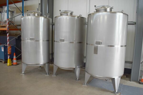 3 x Nieuwe roestvrijstalen verticale opslagtanks van 3.200L in AISI316L