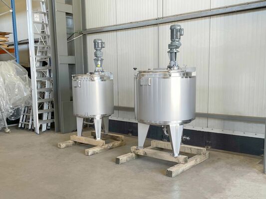 1 x Neuer vertikaler 300-Liter-Edelstahl-Mischbehälter aus AISI316L.  1 x Neuer vertikaler 500-Liter Edelstahl Lagertank aus AISI316L.