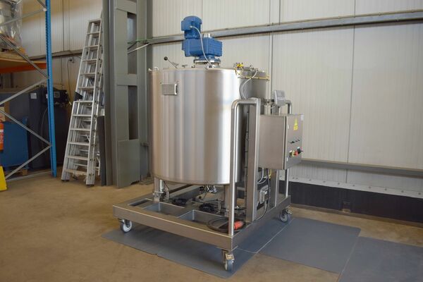 1 x cuve de mélange neuve verticale de 1000L en acier inoxydable AISI304L.