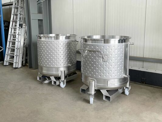 2 x Neue 790-l-Edelstahl-Vertikaldrucktanks aus AISI304L