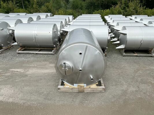 1 x Nieuwe roestvrijstalen verticale opslagtank van 8.100L in AISI316L