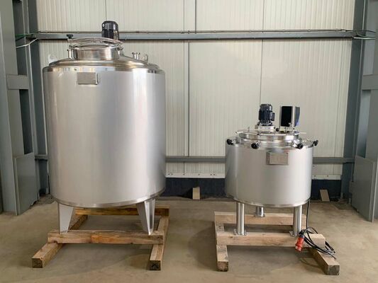 1 x Nieuwe roestvrijstalen verticale mengtank van 1.330L in AISI316L 1 x Nieuwe roestvrijstalen verticale mengtank van 200L in AISI316L