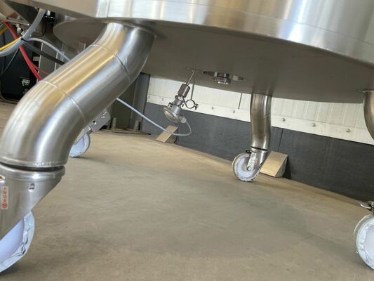 2 x cuves neuves de mélange verticales ave une capacité de 750L en acier inoxydable AISI316L.