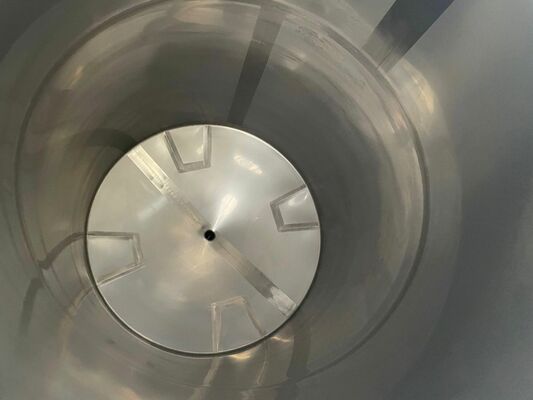 2 x Nieuwe roestvrijstalen verticale mengtanks van 5.200L in AISI304L 1 x Nieuwe roestvrijstalen verticale mengtank van 3.200L in AISI304L 1 x Nieuwe roestvrijstalen verticale mengtank van 2.000L in AISI304L