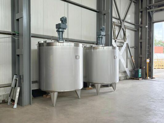 2 x cuves neuves de mélange verticales ave une capacité de 3.300L en acier inoxydable AISI316L.