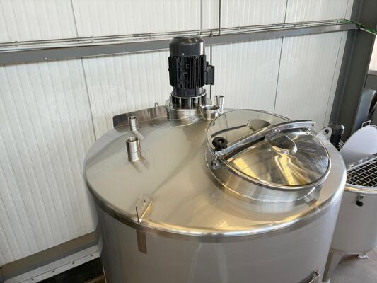 1 x New 2.000L stainless-steel AISI316L vertical mixing tank.  1 x New 500L stainless-steel AISI316L vertical mixing tank.