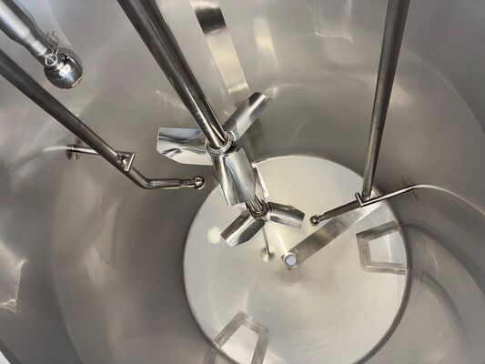 2 x Nieuwe roestvrijstalen verticale mengtanks van 1.500L in AISI316L