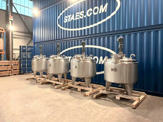 4 x cuves neuves de mélange verticales ave une capacité de 1.000L en acier inoxydable AISI316L.