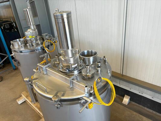 3 x Nieuwe roestvrijstalen verticale mengtanks van 300L in AISI316L