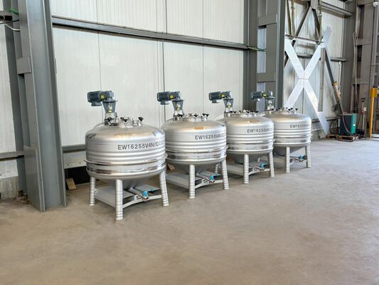 4 x Nieuwe roestvrijstalen verticale mengtanks van 850L in AISI304L