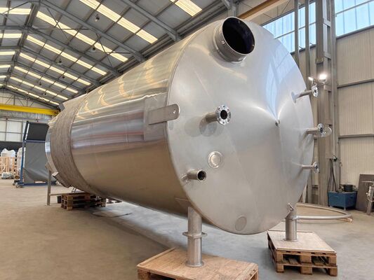 1 x cuve de mélange neuve verticale de 50.000L en acier inoxydable AISI304L.
