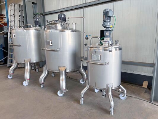 1 x Nouvelle cuve de mélange verticale en acier inoxydable de 300 L en AISI 316L. 1 x Nouvelle cuve de mélange verticale en acier inoxydable de 830 L en AISI 316L. 1 x Nouvelle cuve de mélange verticale en acier inoxydable de 1000 L en AISI 316L.