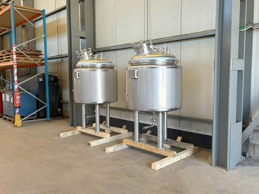 2 x Nieuwe roestvrijstalen verticale mengtanks van 700L in AISI316L