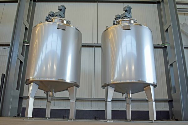 2 x Nouvelles cuves de stockage vertical en acier inoxydable AISI316L de 1.330L