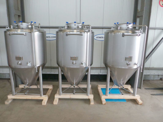 OR160743 - Brouwerij: 3 x 1.350L AISI304; CCT bier fermentatie tanks; 0.5 bar