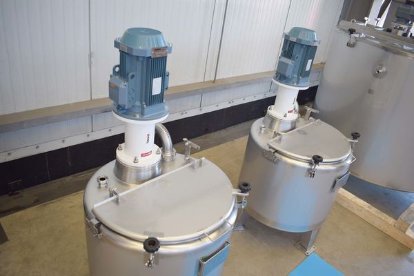 2 x 200L stainless-steel single skin mixing tanks and 1 x 1470L stainless-steel mixing tank with heat-exchanger and insulation mengtank