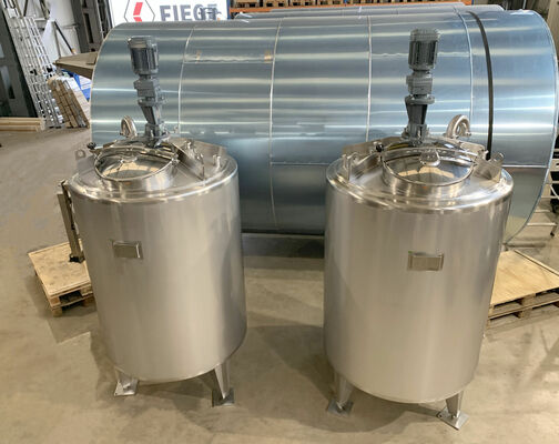 2 x nouvelles cuves de mélange verticales 1.500L en acier inoxydable AISI316L.