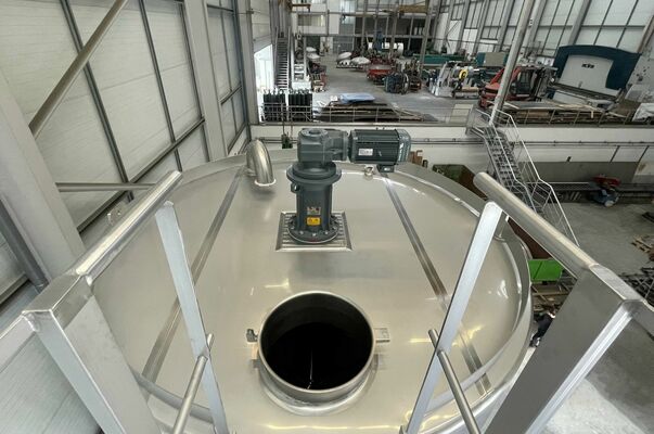 1 x Nieuwe roestvrijstalen verticale mengtank van 34.000L in AISI316L