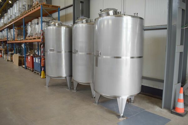 3 x Nieuwe roestvrijstalen verticale opslagtanks van 3.200L in AISI316L