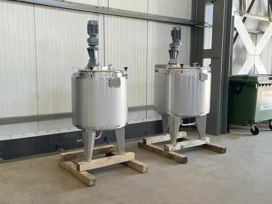 1 x Neuer vertikaler 300-Liter-Edelstahl-Mischbehälter aus AISI316L.  1 x Neuer vertikaler 500-Liter Edelstahl Lagertank aus AISI316L.