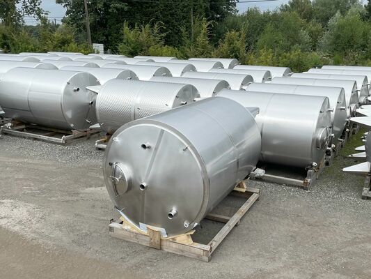 1 x Nieuwe roestvrijstalen verticale opslagtank van 8.100L in AISI316L