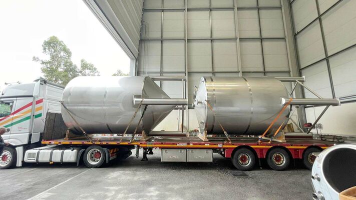 2 x New 25.000L stainless-steel AISI316L vertical storage tanks.
