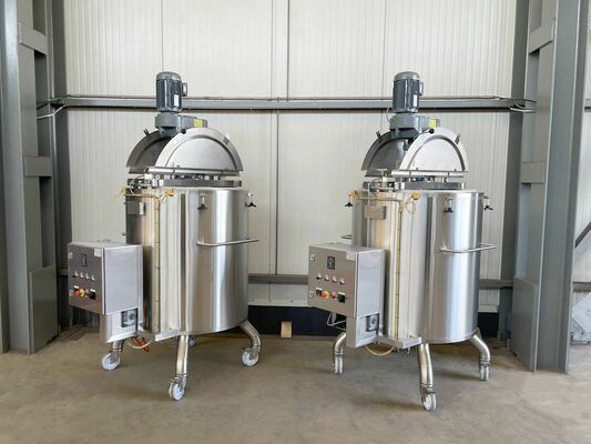 2 x cuves neuves de mélange verticales ave une capacité de 750L en acier inoxydable AISI316L.