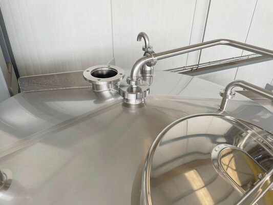 2 x Nieuwe roestvrijstalen verticale mengtanks van 5.200L in AISI304L 1 x Nieuwe roestvrijstalen verticale mengtank van 3.200L in AISI304L 1 x Nieuwe roestvrijstalen verticale mengtank van 2.000L in AISI304L