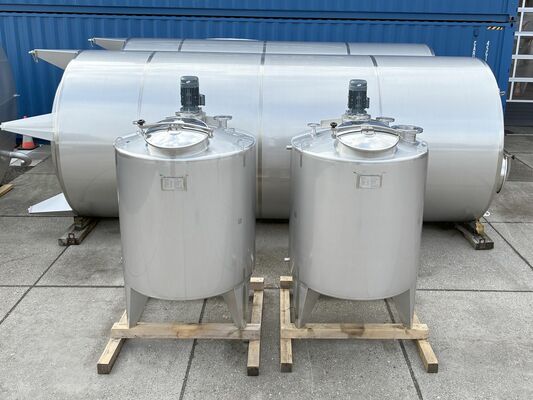 2 x cuves neuves de mélange verticales ave une capacité de 1.760L en acier inoxydable AISI316L.