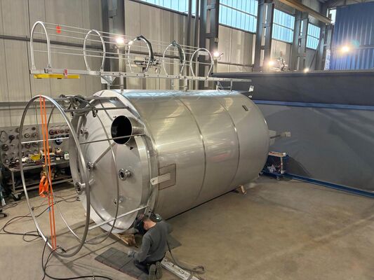 2 x cuves neuves verticales 30.400L en acier inoxydable AISI316L.