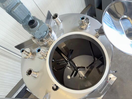 2 x Nieuwe roestvrijstalen verticale mengtanks van 1.500L in AISI316L