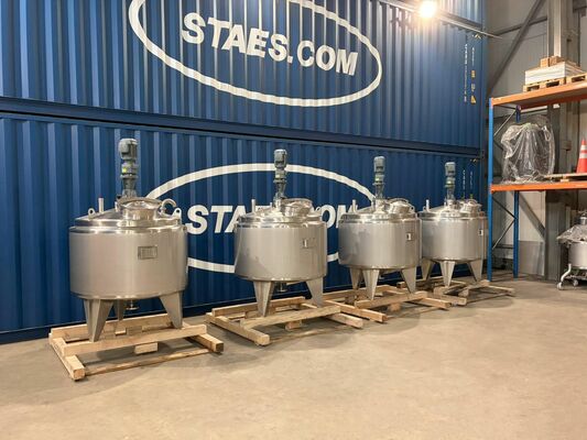 4 x cuves neuves de mélange verticales ave une capacité de 1.000L en acier inoxydable AISI316L.