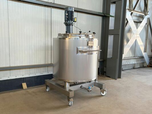 1 x New 750L stainless-steel AISI316L vertical mixing tank.