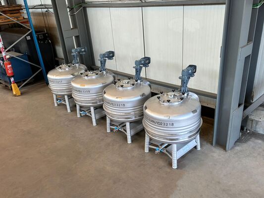 4 x Nieuwe roestvrijstalen verticale mengtanks van 850L in AISI304L