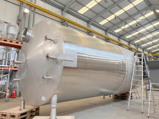 1 x cuve de mélange neuve verticale de 50.000L en acier inoxydable AISI304L.