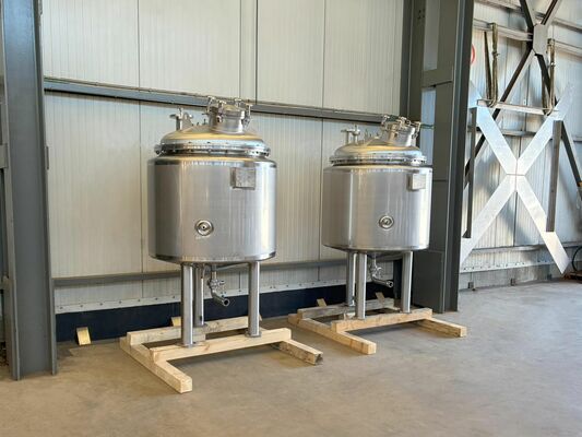 2 x Nieuwe roestvrijstalen verticale mengtanks van 700L in AISI316L