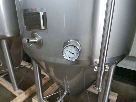 OR160743 - Brouwerij: 3 x 1.350L AISI304; CCT bier fermentatie tanks; 0.5 bar