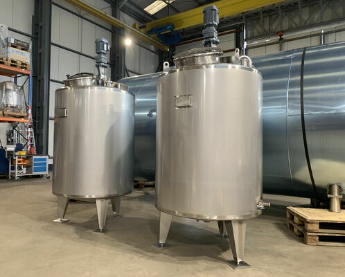 2 x nouvelles cuves de mélange verticales 1.500L en acier inoxydable AISI316L.